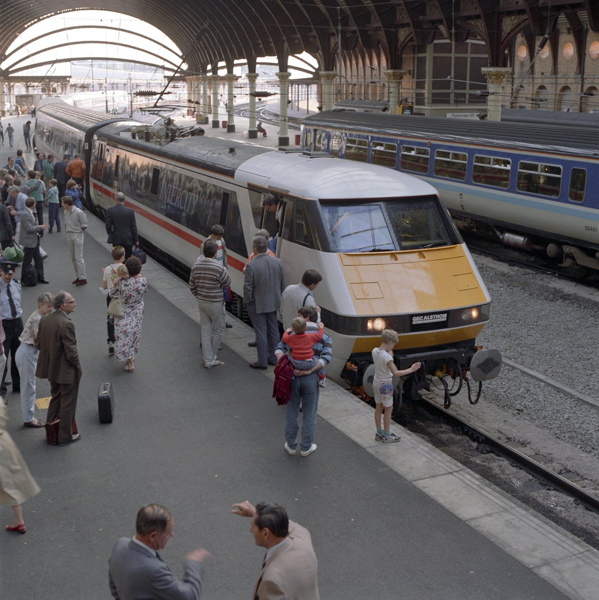 RailwayMuseum's tweet image. 🧵 THREAD (1/6)

🛤️ In the 1990s, British Rail was dismantled into over 100 privately owned companies. 

🎤 Britain’s Railways All Change is a collection of over 170 oral recordings of personal recollections of people in the privatisation process. 

👇 More below!