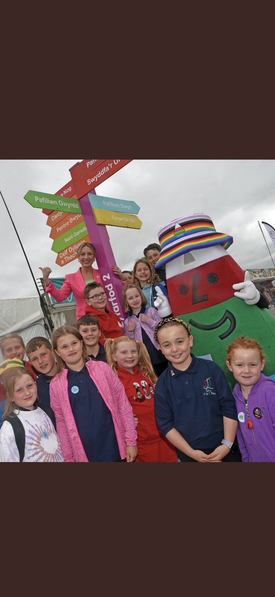 Mae <a href="/EisteddfodUrdd/">Eisteddfod yr Urdd a’r Celfyddydau</a> Sir Gaerfyrddin wedi bod yn wthnos wefreiddiol ag un fyddai’n drysori! Profiad bendigedig cydweithio a <a href="/Tryst_Ellis/">Trystan Ellis-Morris</a> <a href="/MariLovgreen/">Mari Lovgreen</a> <a href="/mirainiwerydd/">Mirain Iwerydd</a> a <a href="/MrAlunWilliams/">Alun Williams</a>. Diolch o galon i’r criw, a phawb ar lawr gwlad fu’n gweithio mor galed! Hir oes i Mr Urdd!🤍💚❤️