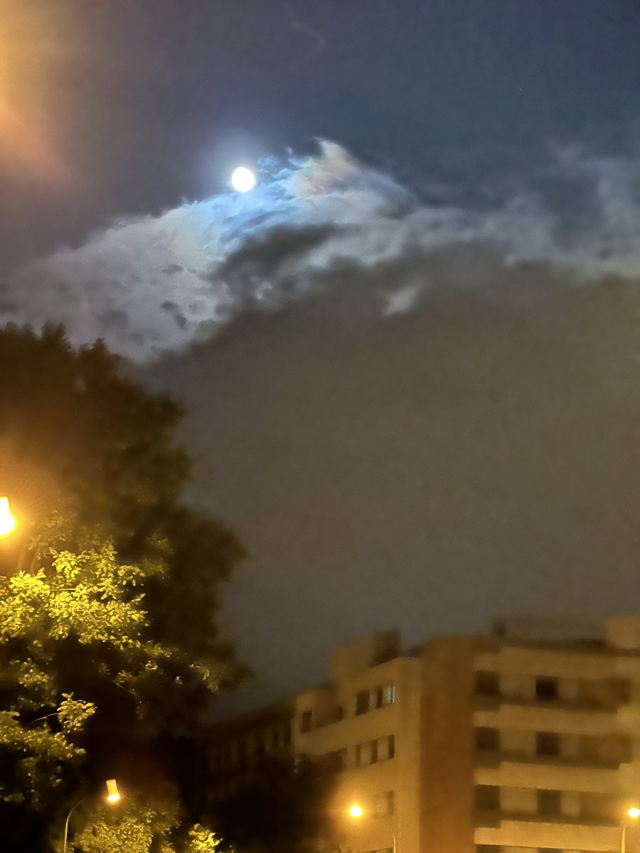 ElGeorgeHarris's tweet photo. Fotos random de Luna llena #Madrid https://t.co/SW3eI0kFDX