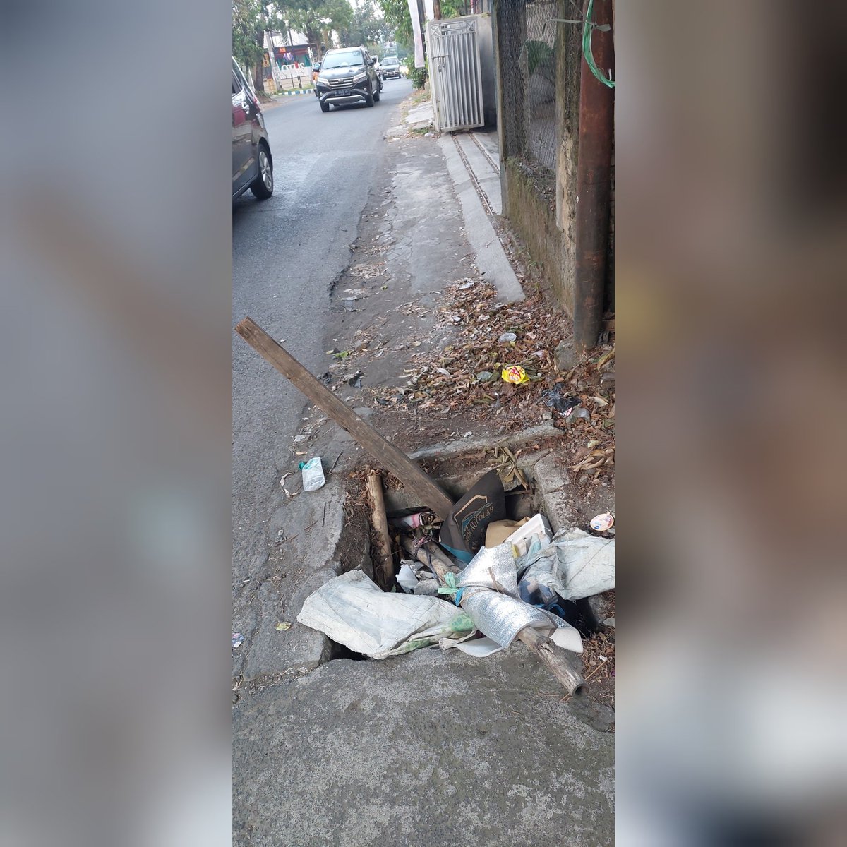 Awas ! Dr jln Galunggung kalau mau belok jln Tambora, penutup nya hilang, lubang nya amat besar sekali masuk r4 akan bermasalah. <a href="/dpuprpkp_MalKot/">DPUPRPKP KOTA MALANG</a>