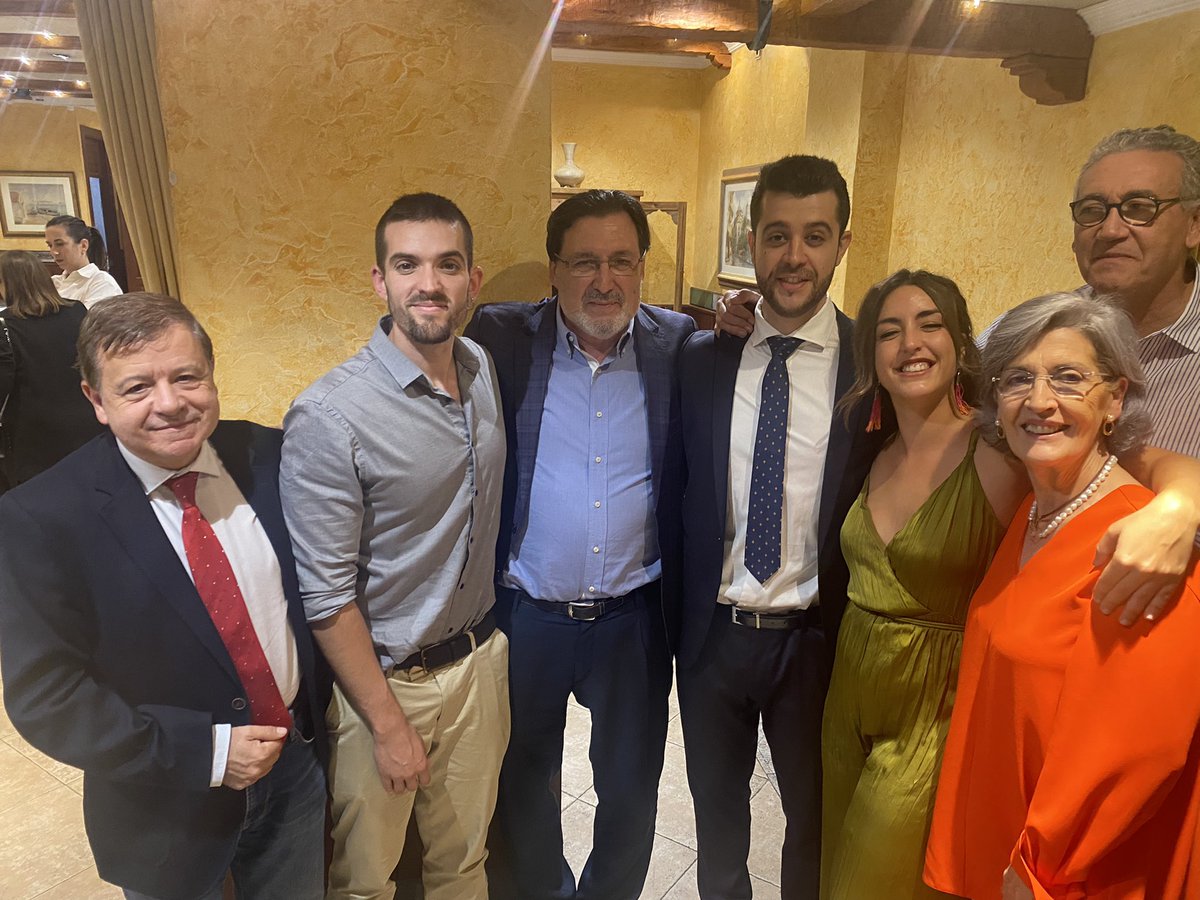 Despedida nuevos Cirujanos formados en Arrixaca:Paula (para Cartagena) Paco (a Los Arcos) JuanJo (Arrixaca) ENHORABUENA-sólida formación tras 5 años!! <a href="/AreaUnoArrixaca/">Área 1 Arrixaca</a> <a href="/Area2Cartagena/">@Area2Cartagena</a> <a href="/area9/">Area9</a> <a href="/Murciasalud/">Murciasalud</a>  <a href="/IsabelAyalaVig/">Isabel Ayala</a> @psorianocano <a href="/commurcia/">COM Región de Murcia</a> <a href="/IMIB_RMurcia/">Instituto Murciano de Investigación Biosanitaria</a> <a href="/aecirujanos/">aecirujanos</a>