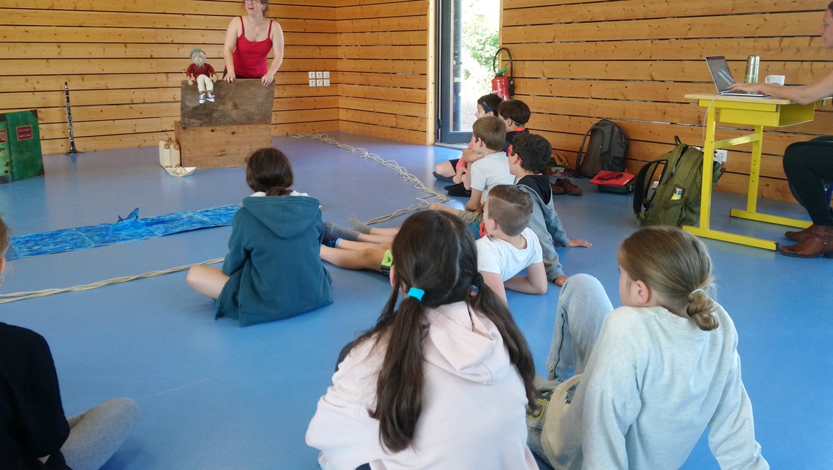 #Art Toute la semaine, nous avons reçu la compagnie du Fil à Retordre à l'école en #résidence. Nous avons assisté à la construction de leur projet spectacle. C'était très intéressant. Anouck et Marion sont très gentilles.