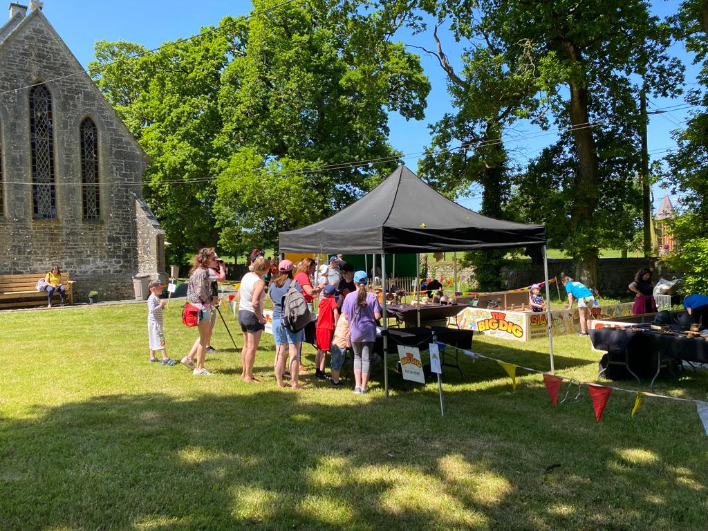 Some events claim to offer something for all the family.. <a href="/TimahoeHeritage/">Timahoe Heritage Festival</a> really does that! Delighted to be able to support the festival again this year with <a href="/SIAeducation/">SIA</a>'s 'Big Dig' ⛏ A bit of sunshine helps the occasion too! 😊☀️ 
#timahoe23 
#Heritage