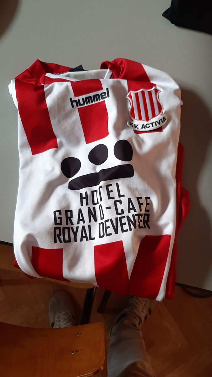 ecrutgers's tweet photo. Het seniorenteam @vvactivia 3 heeft het seizoen 2022-2023 (2e in de poule!) afgesloten bij shirtsponsor #hotel #cafe #Royal . Daarna gingen ze over de kermis naar de Kamelen Baan totdat een aantal teamleden dorst kregen. Tot volgend seizoen en allemaal een hele fijne vakantie! https://t.co/IoE0e3x743