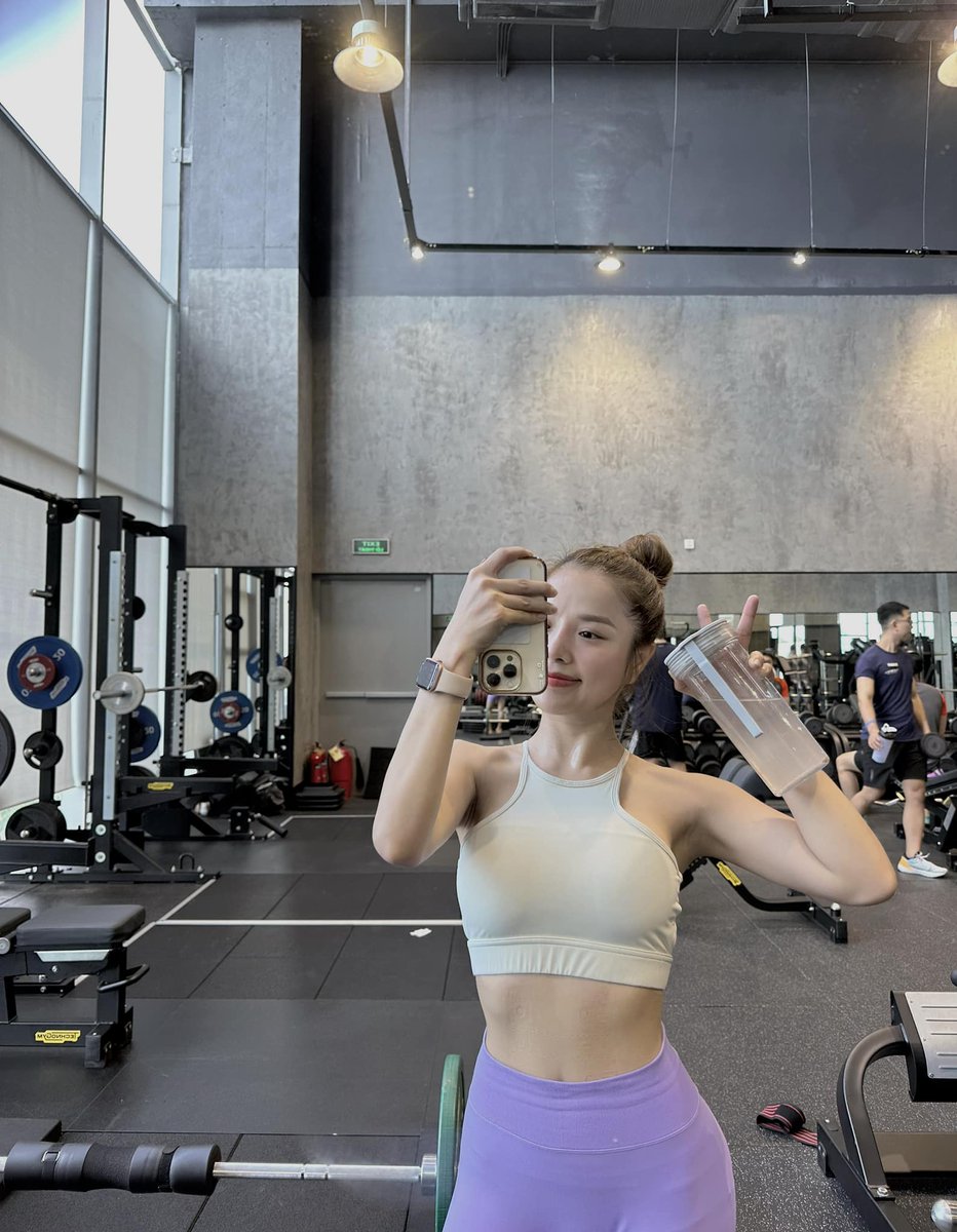 22222 !!! chụp ảnh dơ tay c2 là bản năng nhé! K bỏ dc hahaa