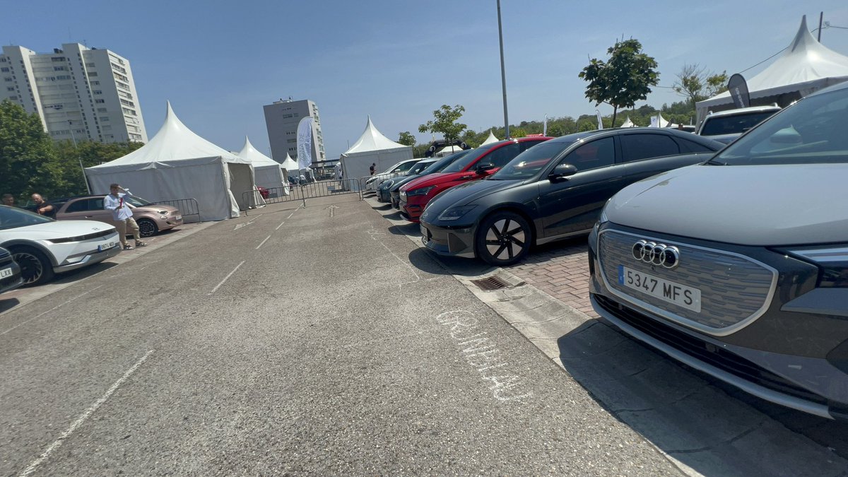 mikilovatio's tweet photo. Gran jornada probando todos los #cocheseléctricos en #Santander en el evento de #electricgo https://t.co/D0CZwEI0oA