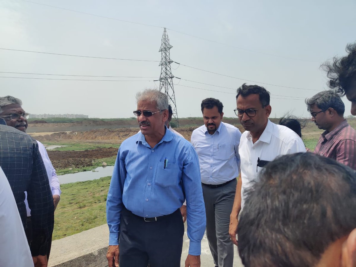Inspected Confluence point for the surplus flow from Sembarambakkam Tank to River Adyar and Fencing work along River Adyar under CRRT at Thirumudivakkam Bridge,Thiruneermalai along with Director of Municipal Administration and other officials.@CMOTamilnadu @KN_NEHRU @TNDIPRNEWS