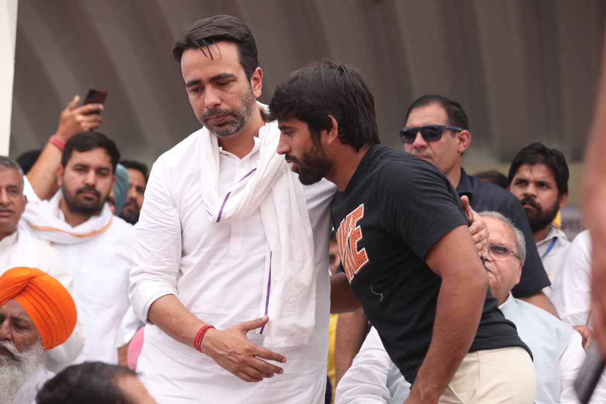RLDparty's tweet photo. हम अमन चाहते हैं मगर ज़ुल्म के ख़िलाफ़, 
गर जंग लाज़मी है तो फिर जंग ही सही। 

#Mundlana
#WrestlersProtest
#RLD https://t.co/CW8ckBdhKu