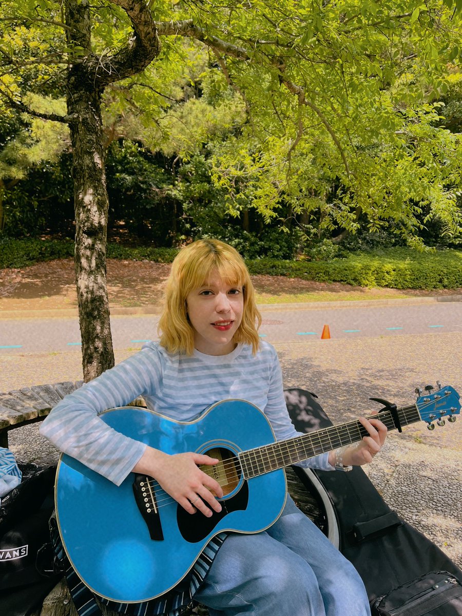 Let the wind carry your melodies 🦋

#シンガーソングライター
#singersongwriter
#中川アリシア
#alicianakagawa
#blueguitar