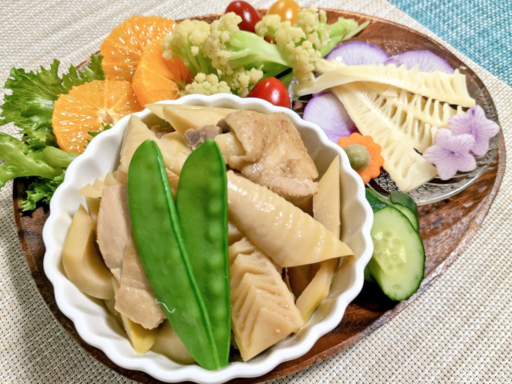 今日は朝掘りの筍で「鶏肉と筍の味噌煮」と「筍のお刺身」と「カリフローレとオレンジのサラダ」と「ナスとみょうがのお味噌汁」です。 🟦🦦🧻