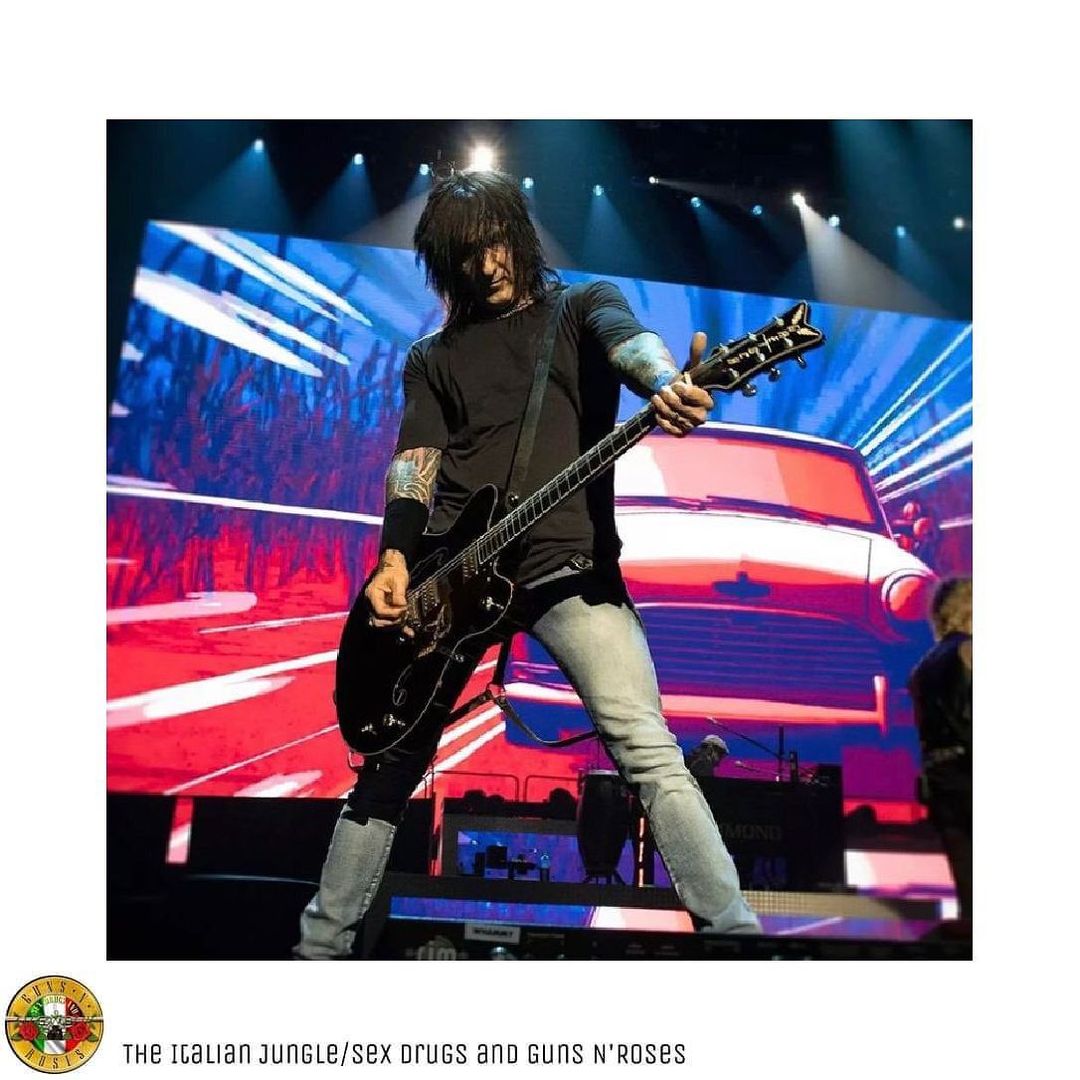 SexDrugs_andGNR's tweet photo. Richard in #abudhabi
βΈβ’π
π¨π₯π₯π¨π°
@theitalianjungle_sexdrugsngnr on IG
#gunsnroses #gnr #gnfnr #axlrose #slash #duffmckagan #4tus #fortus #dizzyreed #melissareese #frankferrer @richardfortus
Credits: @gunsnroses https://t.co/hptRVwa8iw