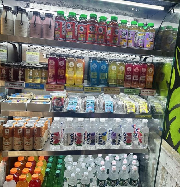 From protein bites to juices, to water, to coffee, to fruit cups, to immunity shots 😥Playa Bowls has it all!

Check out their to-go fridge today at 1029 Boston Post Road in Darien.

#playabowls #darien #ct #foodie #local #supportlocal #darienct #townofdarien #darienrealtors