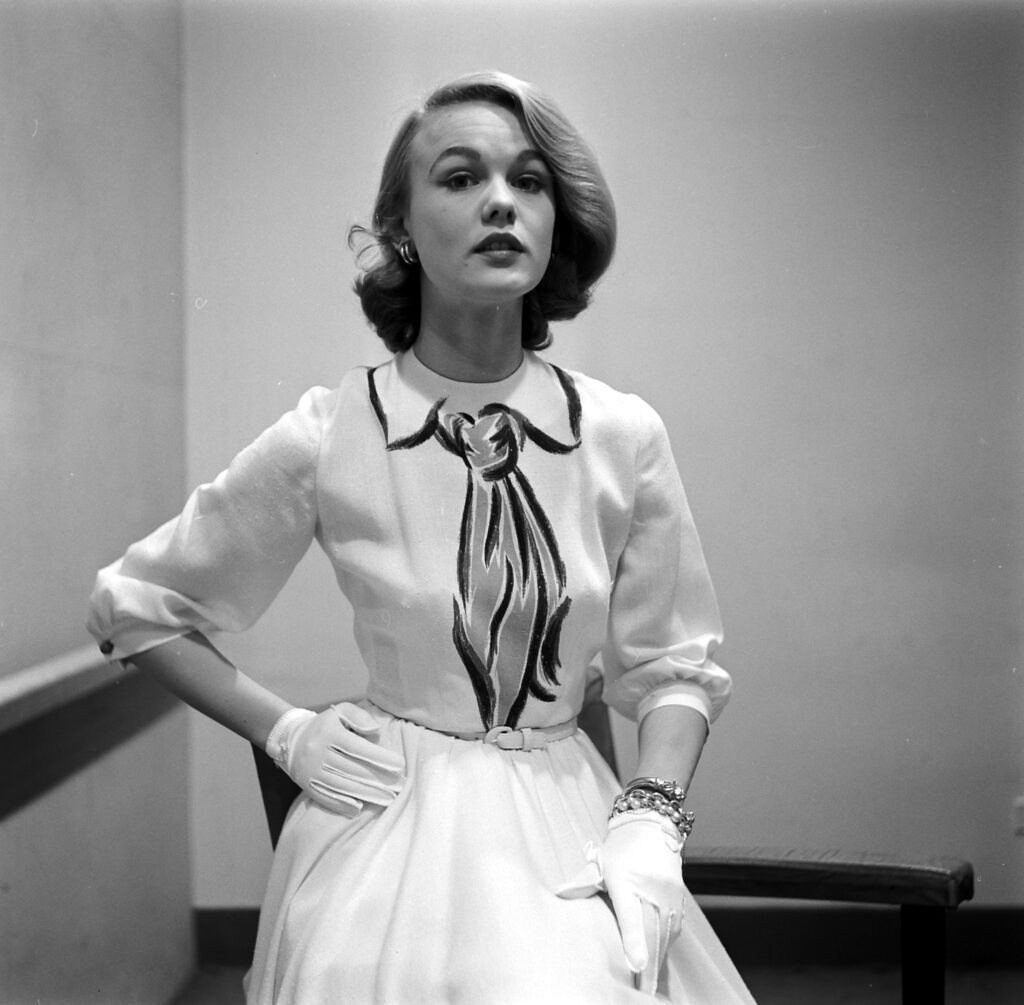 'this [hermès] dress with a painted-on tie in th trompe-l'œil style sold for 39.95$ in 1952...'

photo by gordon parks
life picture collection

1 dec 1952 issue of 'life' magazine 

#knotandtriangle 
cc : @CollettWriter @addictiveburn @leabysea @REmbroiderer