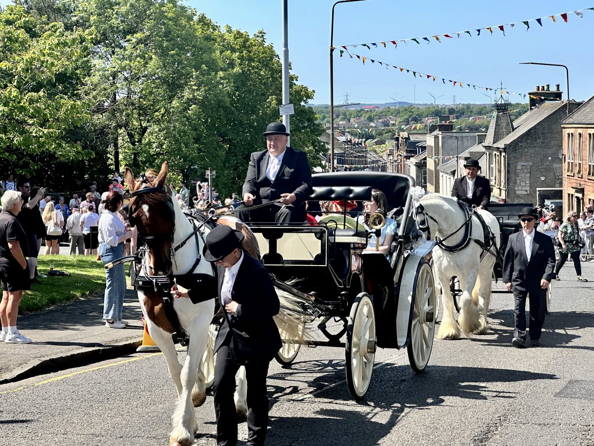 ElleBeePhotos's tweet photo. A fab day at #Bathgate Gala Day yesterday. Glorious sunshine & blue skies all day! βοΈ
A few photos and a video of a pipe band playing in the procession to give you a little taste of #Scotland. π΄σ §σ ’σ ³σ £σ ΄σ Ώ
#ThePhotoHour #streetphotography #BathgateProcession #VisitScotland https://t.co/uddKMaTJr4
