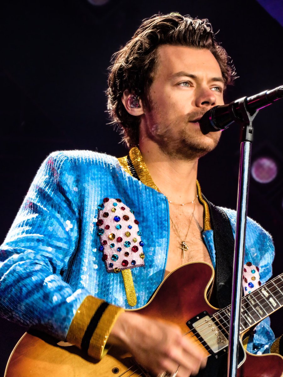 Team1DFrance's tweet photo. ✨ LE #LoveOnTourParis 2 EN QUELQUES MOTS ✨

• Harry a chanté STOCKHOLM SYNDROME et MEDICINE (voir vidéos)
• Il a félicité deux fans qui se sont fiancées pendant Matilda ! 
• Il a été particulièrement impressionné par les cris français et les fameux Popolopopopo qui ont duré plusieurs minutes
• Il a dansé avec des lunettes coeur et des lunettes Pop Corn pendant Cinema ! 
• Il a lâché un joli “Merde” bien français 🥹
• Conclusion : Harry était très en forme vendredi ❤️