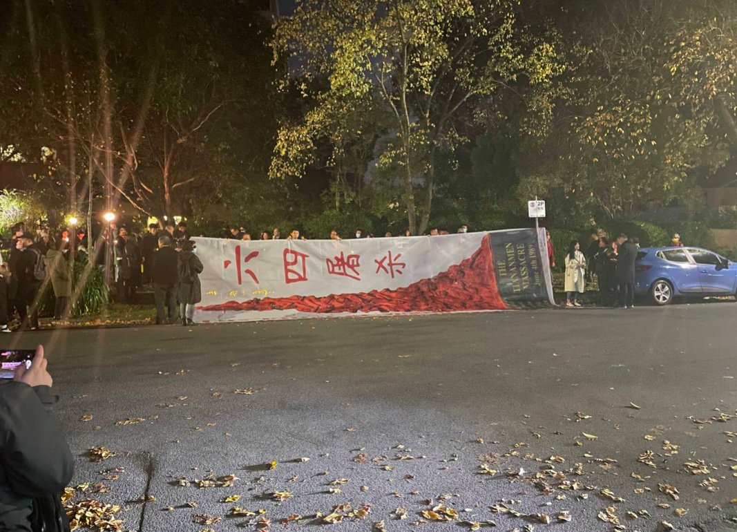 @monkmonkii From Melbourne tonight on 34th anniversary of #TiananmenSquareMassacre ! When HK can't do this now, people out there will continue #HongKongers