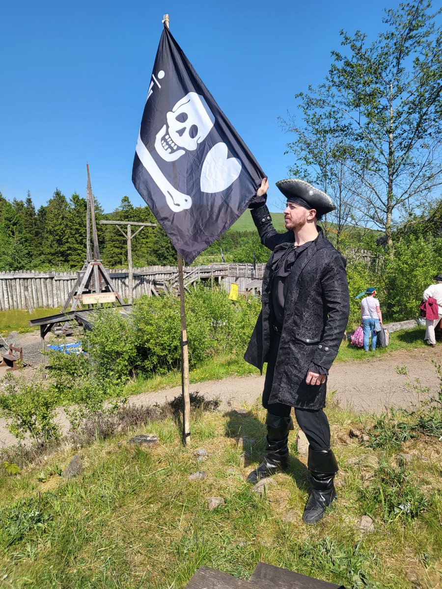 Rabu_P2K's tweet photo. Had a blast at @duncarronfort yesterday as @kattwolfee 's expert costuming transformed me into Rabu D. Romero for the afternoon 

#ONEPIECE https://t.co/muGPSz9mjX