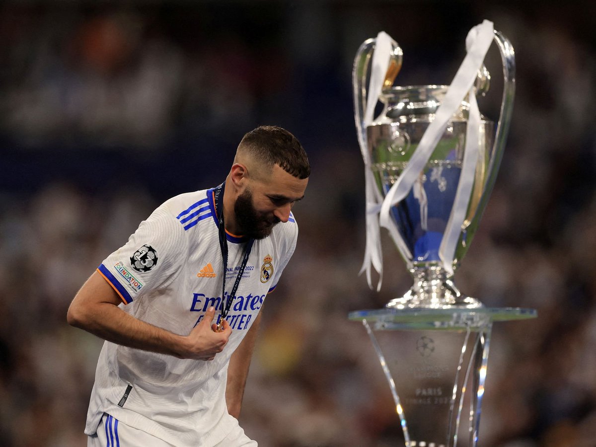 El palmarés de Benzema después de 14 años en el Real Madrid:

5 Champions League.
5 Mundialitos de clubes.
4 Ligas españolas.
4 Supercopas de Europa.
3 Copas del Rey.
3 Supercopas de España.
1 Jugador del año de la UEFA.
1 Balón de Oro.
2º Máximo goleador de la historia del Real