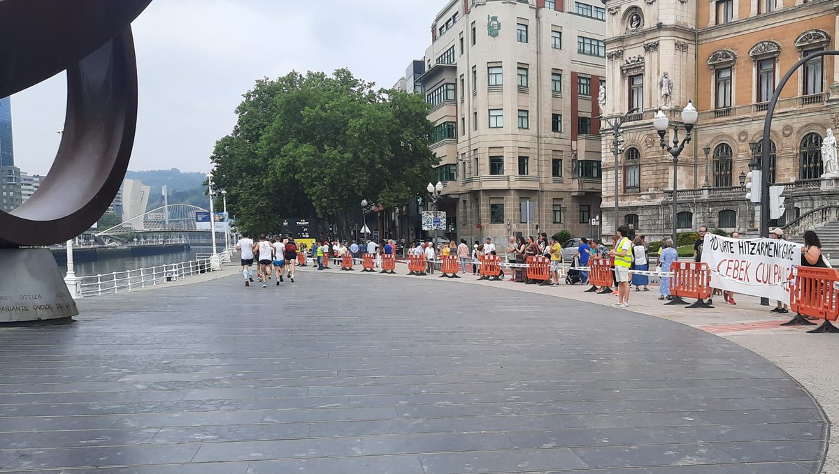 CEBEKek lasterketak antolatzen dituen bitartean, guk gure hitzarmena defendatzen dugu.

Mientras CEBEK hace carreras, nosotras y nosotros defendemos nuestro convenio. 
#BulegoakBorrokan #OficinasEnLucha