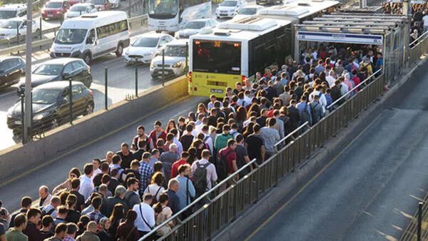 İstanbul’daki üniversite öğrencileri, 44 metrobüs durağında 227 kadınla yüz yüze anket çalışması yaptı. Buna göre, her 10 kadından 9’u metrobüsteki güvenlik önlemlerini yetersiz buluyor.