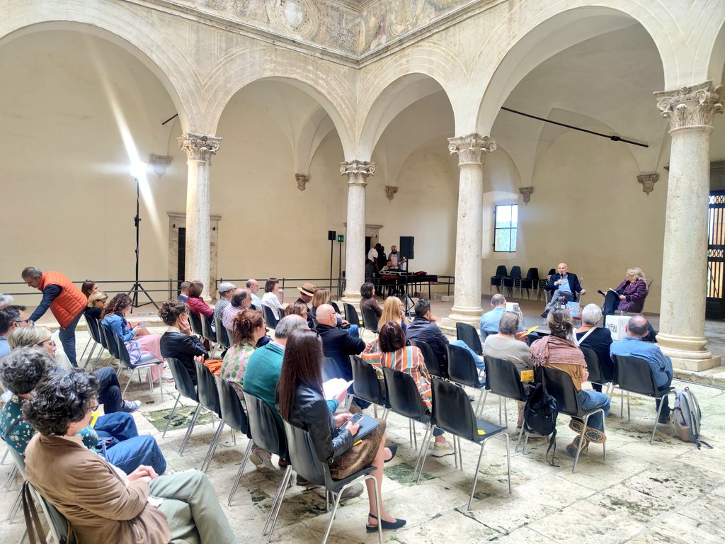Sotto il Vulcano di #Pienza 🌋📚
Marino Sinibaldi  e Elisabetta Mondello all'Emporio letterario più cool che ci sia. 
<a href="/feltrinellied/">Feltrinelli Editore</a> <a href="/marinosinibaldi/">marino sinibaldi</a> <a href="/valentinanot/">Valentina Notarberardino</a> <a href="/giorgionisini/">Giorgio Nisini</a>