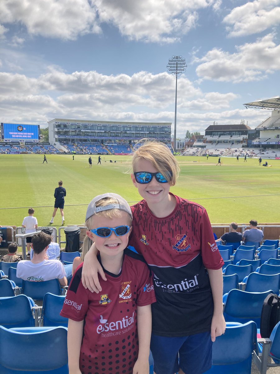 Brothers at there first @YorkshireCCC game together
#yorkshirefamily #eastbierleycc