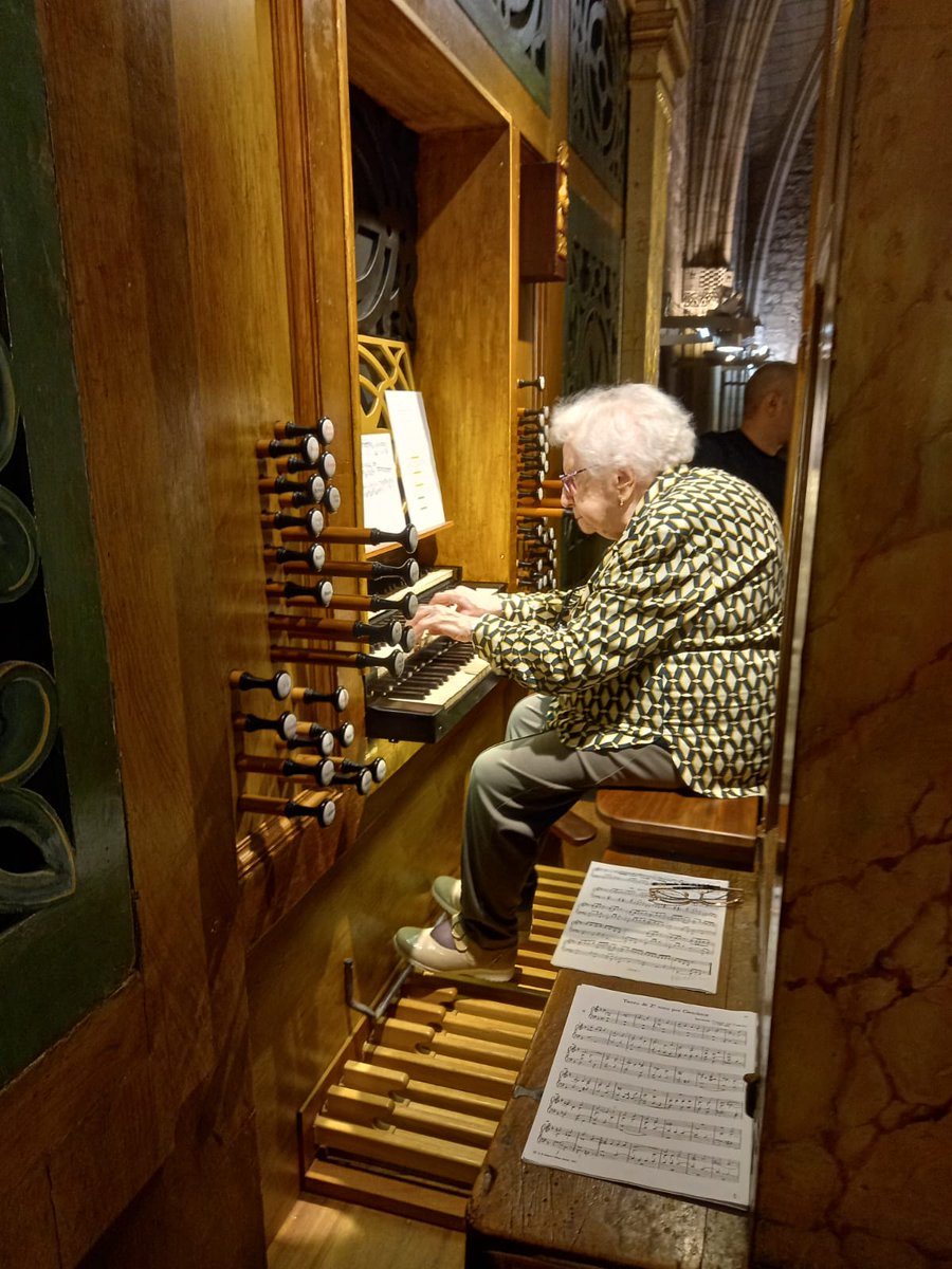 La Sra Montserrat Torrent assajant a l'orgue de la Catedral de Solsona.