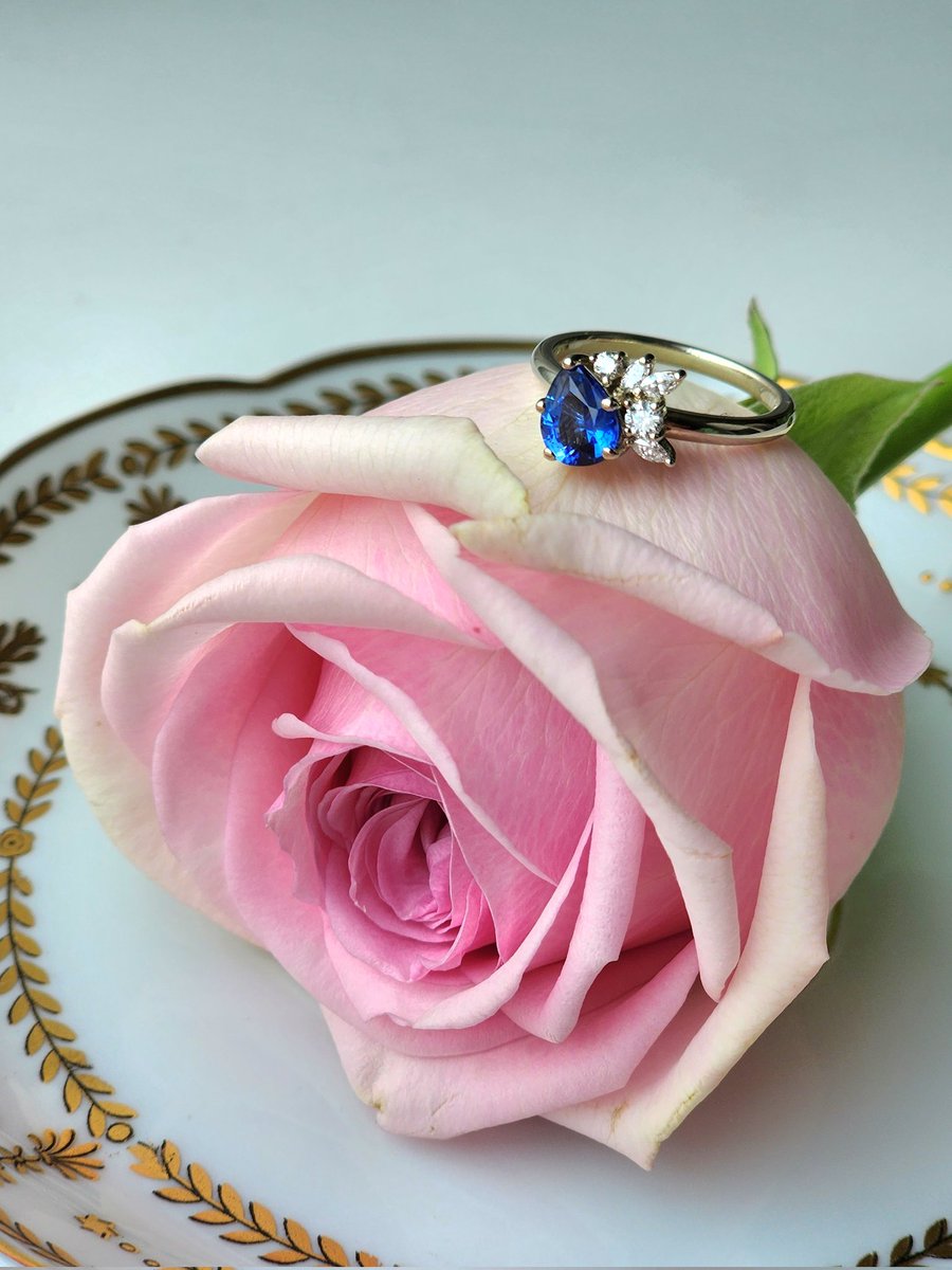 뚠뚠한 쉐잎이 매력적인 블루 사파이어 페어컷(1.07ct) 과 얼음조각 같은 다이아 장식을 더한 발키리링입니다💙매혹적인 로블~미디엄 블루를 오가는 컬러에 비정형세팅으로 어디에도 없을 디자인이에요🥰