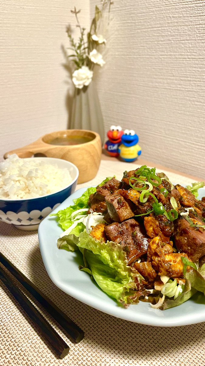 ✨本日の夕食✨ ▶️豚レバーと卵の香ばしい炒め ▶️ワカメとトマトの中華スープ🍅 ごちそうさまでした😋 見た目が茶色くてすみません🙏💦