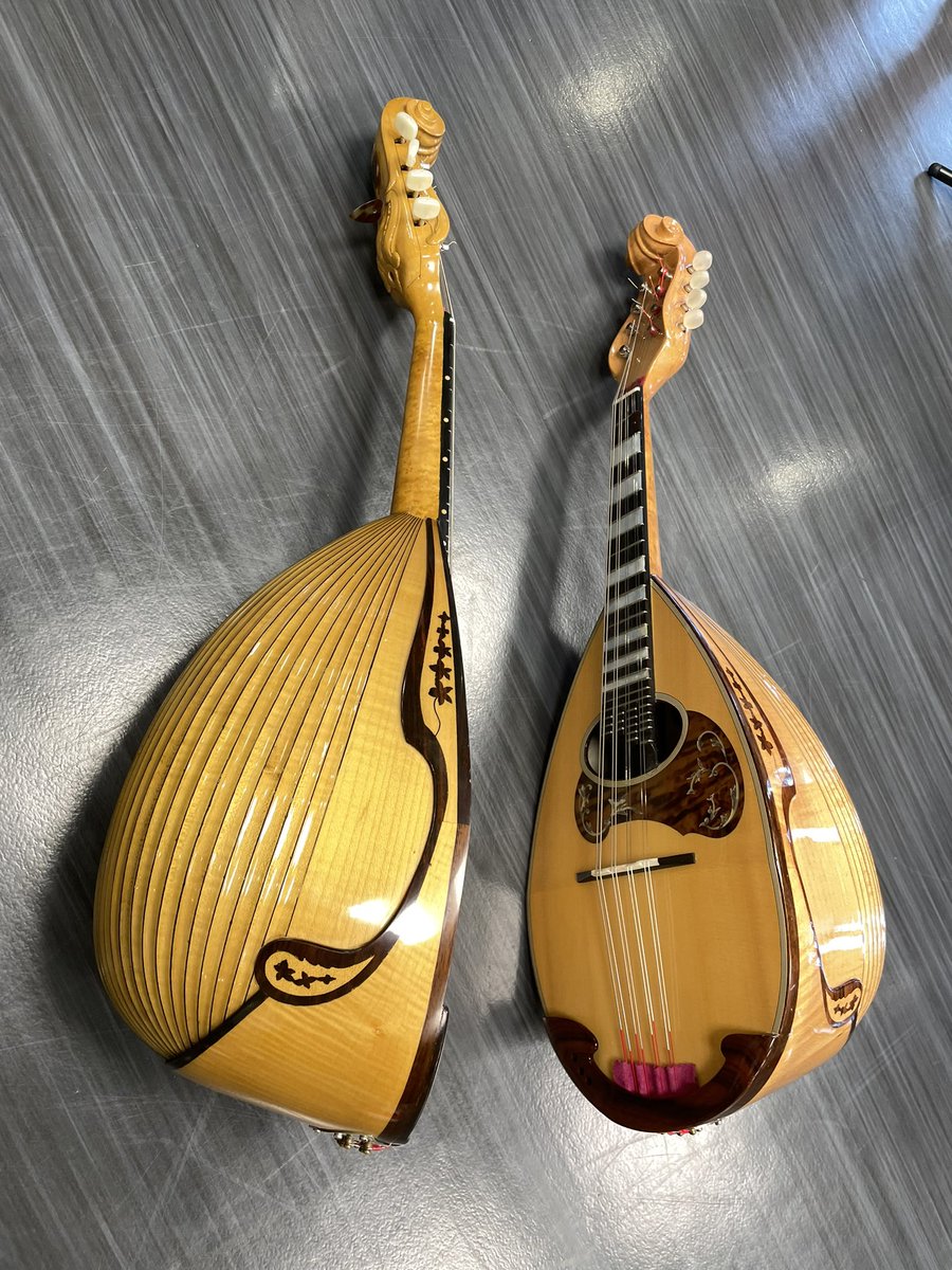 eshohuni's tweet image. 今日の練習に参加されたお2人とも
CALACE カラーチェマンドリンクラシコA
〜🎵
ピカピカでとっても美しかったです。
八里先生からお薦めされた楽器だそうですよ〜😊

#calace 
#マンドリン