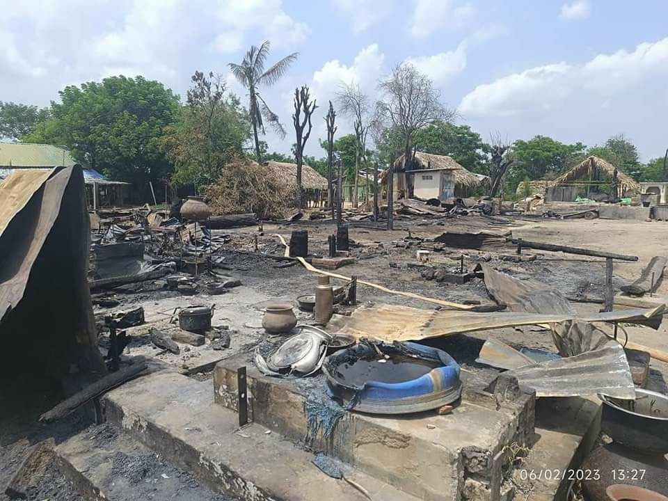 Junta troops killed a local resident and set fire to 7 houses in YwarThit village, KhinOo tsp, Sagaing division on 1st Jun. Then, over 10000 locals from 12 villages had to flee and face with difficulties. #2023Jun4Coup #WarCrimesOfJunta #WhatsHappeningInMyanmar