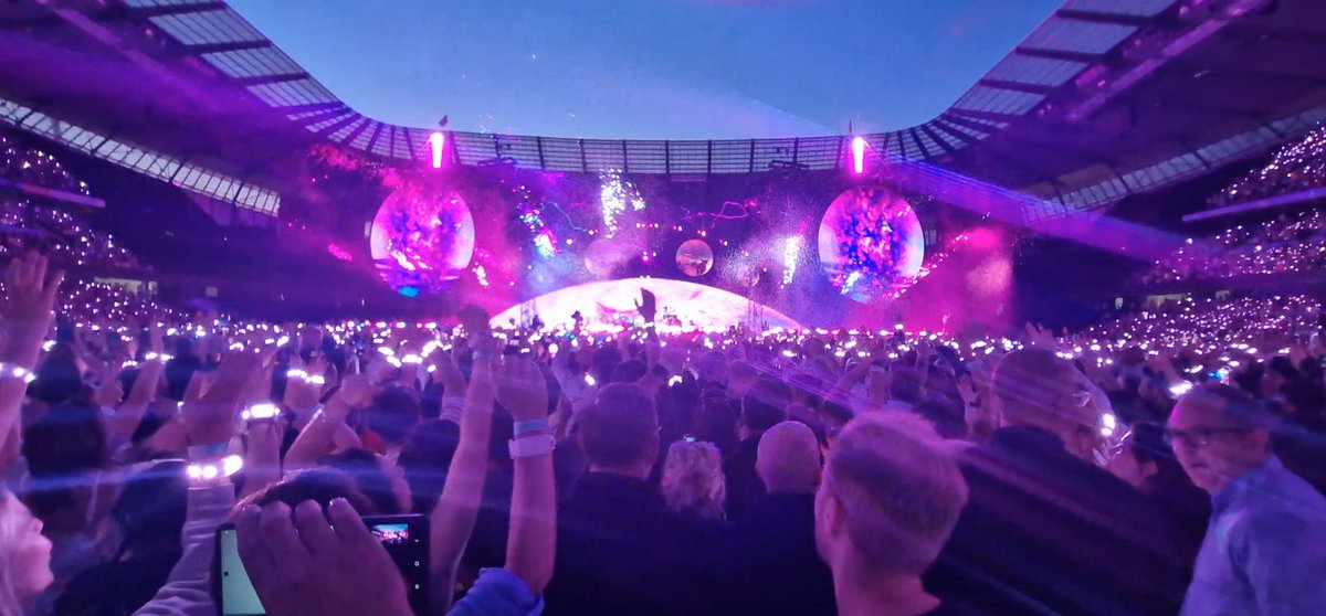 Thank you <a href="/haneIizabeth/">hannah (hannah's edition)</a> <a href="/upwthebirds/">Elif</a> @hellman_ebba for such an amazing experience. Coldplay is my happy place