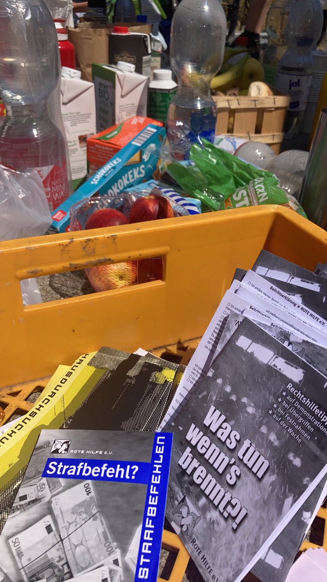 12:22 
Es befinden sich immer noch viele Menschen in Gewahrsam, teilweise sogar noch in Zellenwägen!
Kommt unbedingt zur Versammlung an der Dimitroffwache und zeigt euch solidarisch!
#le0306 #le0406