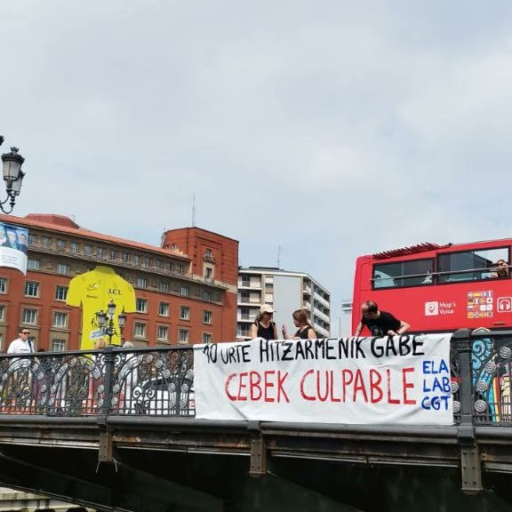 cgt_lkn's tweet photo. Concentración de hoy por el convenio de oficinas y despachos en la carrera de la #Cebek
#cgt #lkn https://t.co/QFgRSGH8Qw