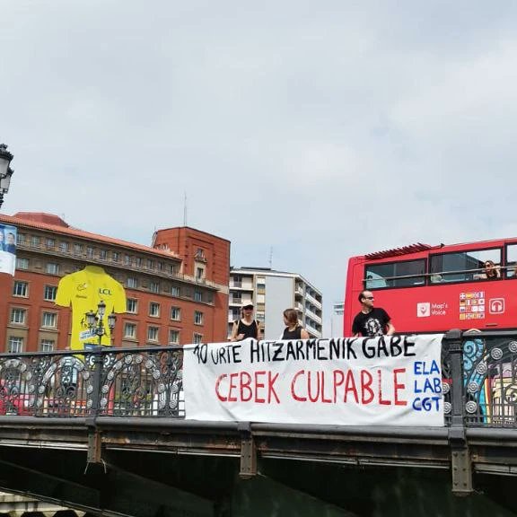 cgt_lkn's tweet photo. Concentración de hoy por el convenio de oficinas y despachos en la carrera de la #Cebek
#cgt #lkn https://t.co/QFgRSGH8Qw