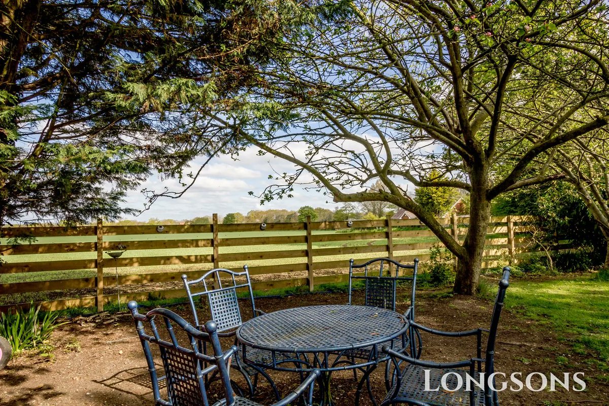 Sundays are for enjoying the Norfolk countryside…😍

🏡 Fairways has it all - stunning gardens, countryside setting and plenty of charm. Come take a stroll with us and see for yourself 

#norfolkcountryside #countrysideviews #countryhome