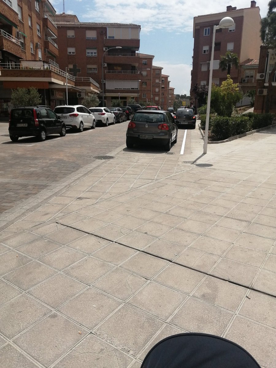 En cualquier momento del día, a cualquier hora hay coches aparcados en la acera y al <a href="/toledoayto/">Ayuntamiento de Toledo</a> y a su policía local parece darles igual por muchas quejas que pongamos
