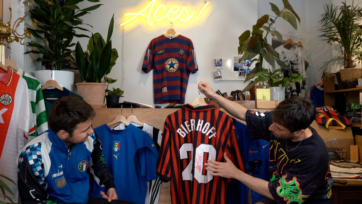 Retroball_NO's tweet image. AC Milan 99/00 🇮🇹

100 years centenary kit signed by Oliver Bierhoff! 🇩🇪

See this and more in the latest KitTalk @ Aces! episode on YouTube!

#ACMilan #SerieA 
youtube.com/watch?v=yF7oTQ…