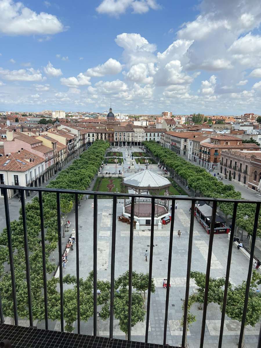 Amb una mica de retard… ja estem a Alcalá de Henares😊😎 📍Plaza de Cervantes, des de la Torre de Santa María @alcaladehenares