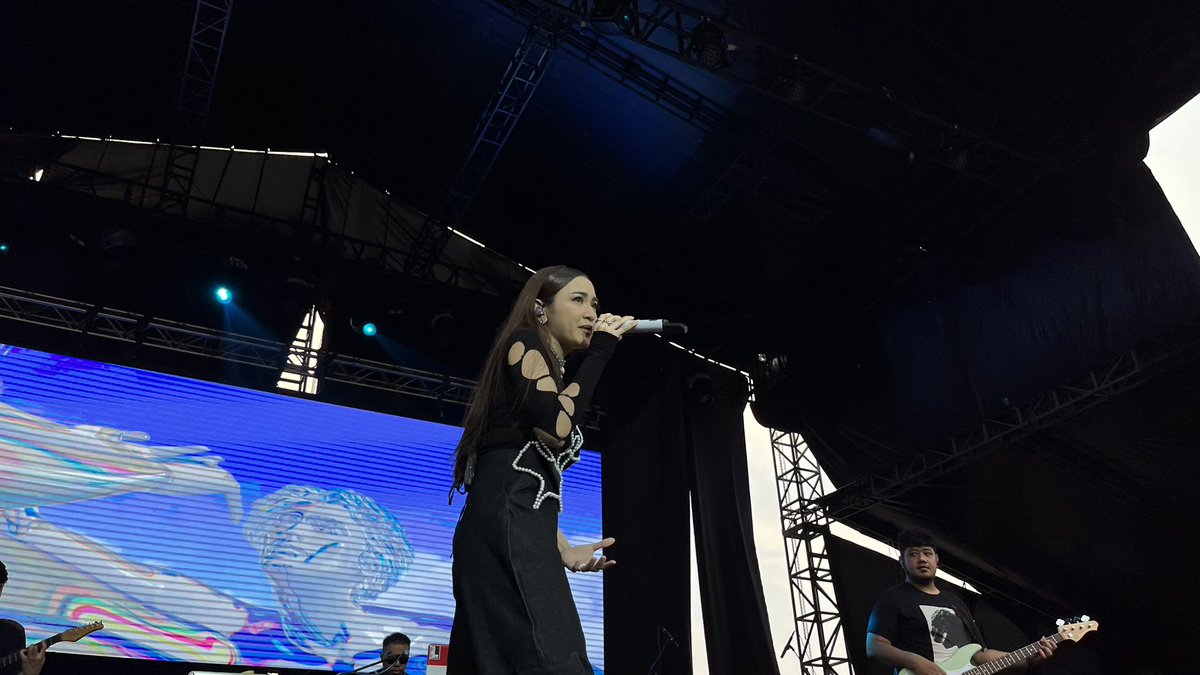 JavaJazzFest's tweet image. Get yourself to the #Outdoorstage now to see @Mahalinidisini performance!❤️‍🔥 #BNIJJF2023