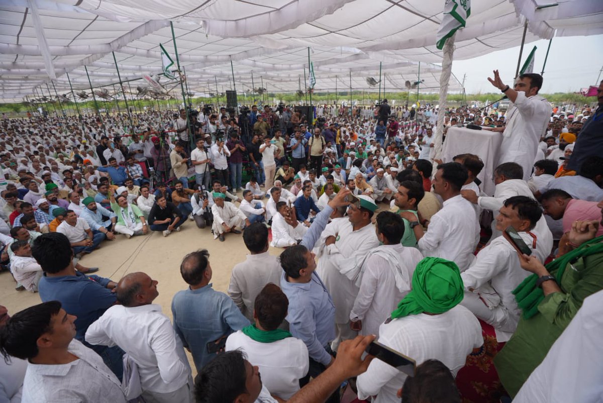 RLDparty's tweet photo. "आप यहाँ मामूली सभा में नहीं आये हैं, आप आँखों में अंगारें लेकर आये हो"

- @jayantrld जी 
अध्यक्ष, राष्ट्रीय लोकदल https://t.co/u3PyaFkaVW