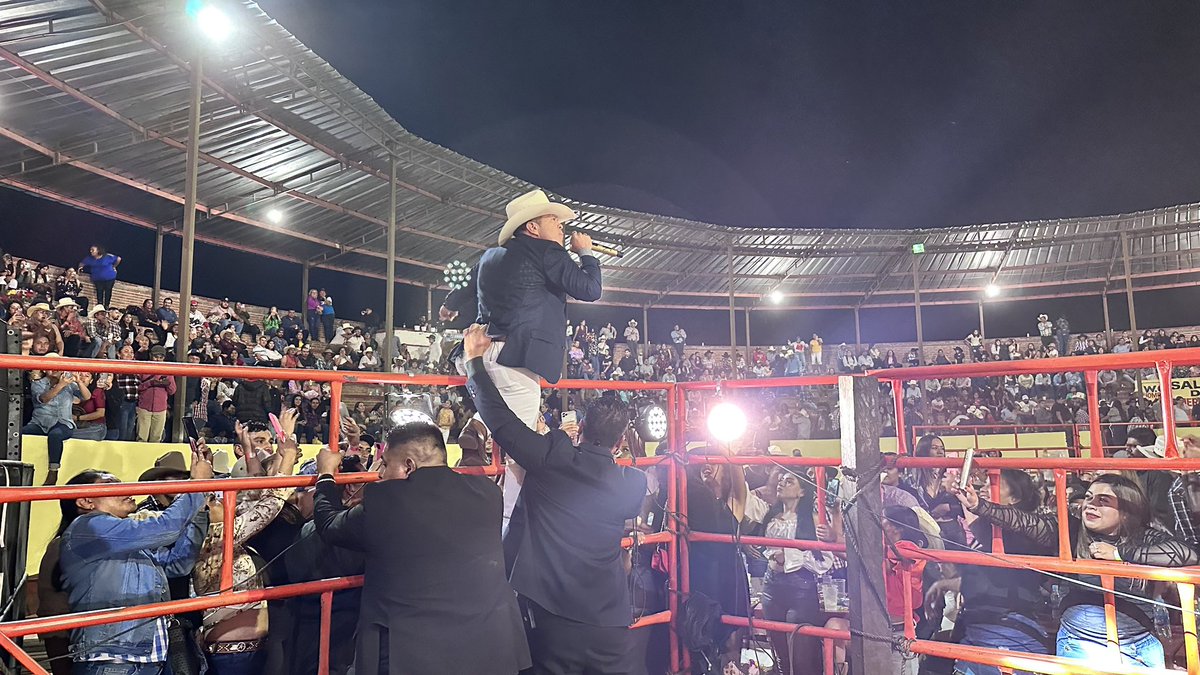 j_medina37's tweet photo. Buenos dias y que tengan un #felizdomingo mi noche no pudo ser de otro modo,no hay nada mejor que hacer lo que mas amo!Gracias #Tepec #EmpresaToroNegro a todos mis amigos y fans nuevos y a los de años...tengo llenito el corazòn.
Gracias a #NivelSupremo por tremendo palomazo!!👏👏👏
#hoylavidabrilladeunmejorcolor
los amo MIL y si se puede más.nos vemos en el camino,vamonos🛫🛫🛫🛫🛫que el camino es largo🙏
#gloriaatiseñorjesús