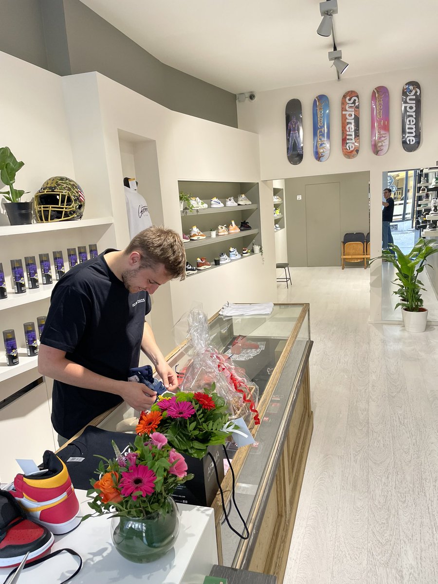 hugzz_snkrs's tweet photo. ✨MON SNEAKERS SHOP EN BELGIQUE ✨

Après tant d’années de collection et de passion, je décide d’ouvrir mon propre magasin dans ma ville ! 

📍Rue du Président 11 - 5000 Namur
🇧🇪

Hâte de vous y voir un jour peut-être 🫶🏻

#RTAppreciés https://t.co/V0OVkGTOGx