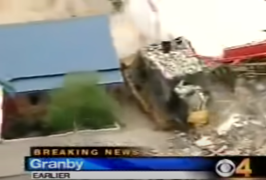 WorldKnownledge's tweet photo. Nous sommes le 4 juin 2004 lorsque Marvin Heemeyer décide ... de détruire sa ville ainsi que les maisons de ses voisins à l'aide d'un bulldozer blindé fabriqué pour l'occasion. 

Surnommé le "Killdozer", ce petit monstre a résisté à 200 balles et 3 explosions externes. https://t.co/aBy6ND9Lr8