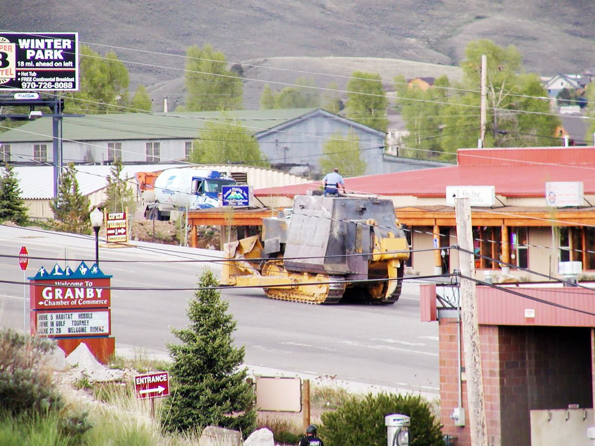 WorldKnownledge's tweet photo. Nous sommes le 4 juin 2004 lorsque Marvin Heemeyer décide ... de détruire sa ville ainsi que les maisons de ses voisins à l'aide d'un bulldozer blindé fabriqué pour l'occasion. 

Surnommé le "Killdozer", ce petit monstre a résisté à 200 balles et 3 explosions externes. https://t.co/aBy6ND9Lr8