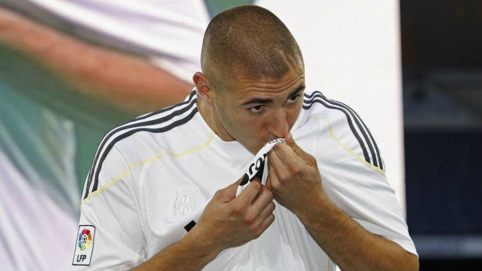 2010MisterChip's tweet photo. En una decisión empresarial debe primar la cabeza por encima del corazón y ahí el Real Madrid no suele fallar.

Sustituir a Karim no será nada sencillo, pero el timing es el correcto. Tanto para él como para el club.

647 partidos en 14 temporadas 
353 goles
143 asistencias
24 títulos (5 Copas de Europa)
Balón de Oro

Junto con Cristiano y Di Stéfano, uno de los tres delanteros más importantes en la historia del Real Madrid.

Y uno de los fichajes más rentables en TODA la historia del fútbol.
