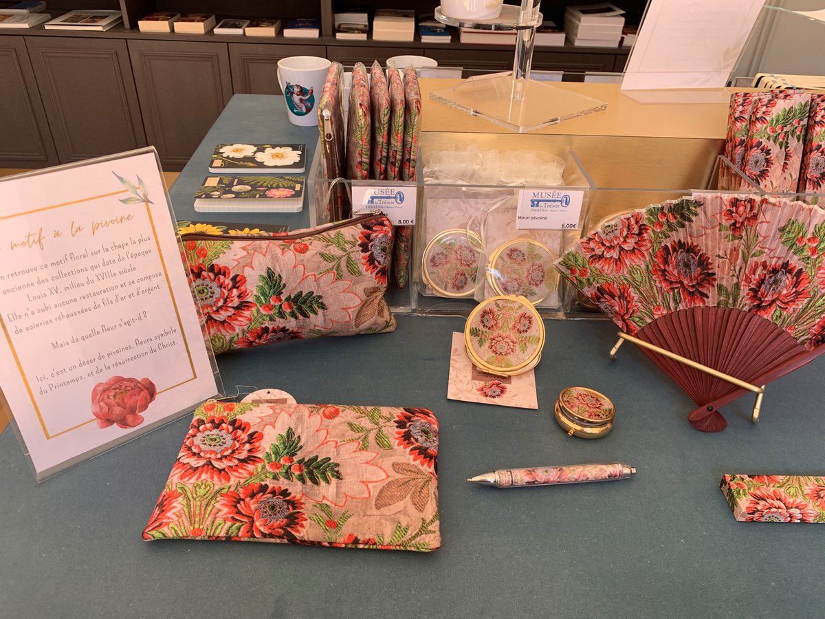 1er jour de la #museumweek consacré à l'#EnvironnementMW avec la 1ère #pivoine🌷du jardin en l'honneur de nos chapes du 18e s. brodées de pivoines. A retrouver aussi dans la #boutique du #musée. <a href="/CARCThierry/">Communauté d'Agglomération de la région de Château</a> #PatrimoineVert #ArtEtEnvironnement #JourneeMondialeDeLenvironnement