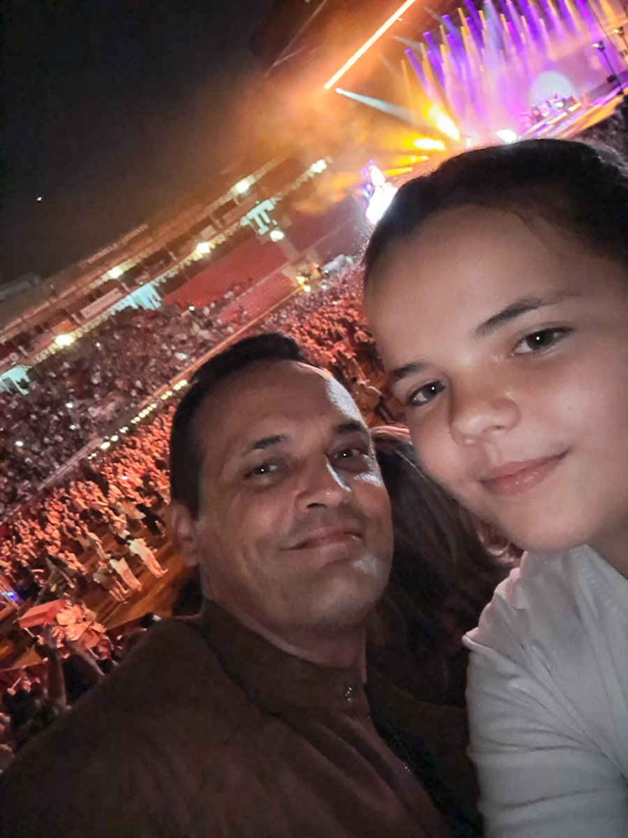 Te_lo_dihe's tweet photo. Primer concierto de mi peque, y nada mas y nada menos que viendo a @pabloalboran 
Como no podía ser de otro modo, nos encanto.😍 https://t.co/RbyYzsBqBV