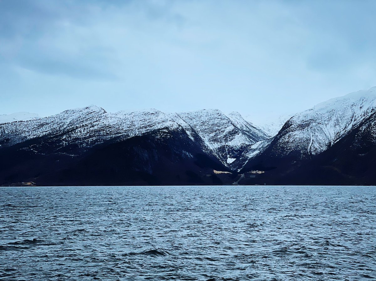 gå blå- #sognefjord #høyanger  #norway 
.
spring Abril 2023
.
.
#fjord #fiorde #architecture #arquitectura #arquitetura #landscapes #visitnorway #visitfjordnorway 
#hello_norway #shootermag_norway #norway_places #topnorwayphotos #norwaytravel #p3top #vsco #tourism #trip