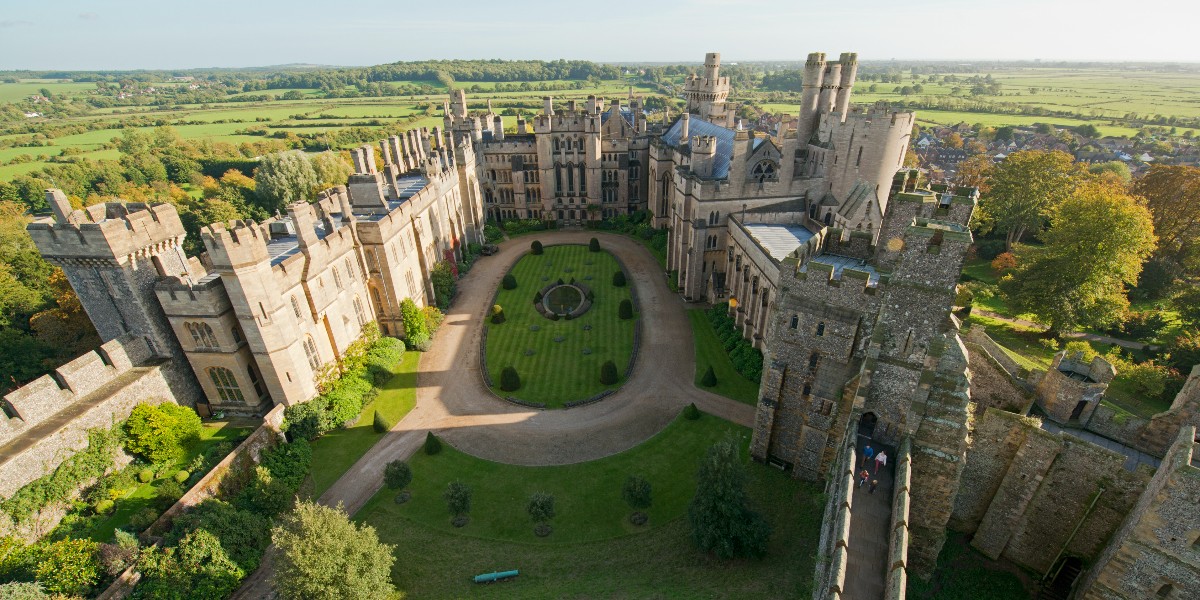 Take a look at this view from the Norman motte, high above the castle grounds 👀

📍: Arundel; West Sussex; #visitengland
📸: VisitBritain/Pete Seaward